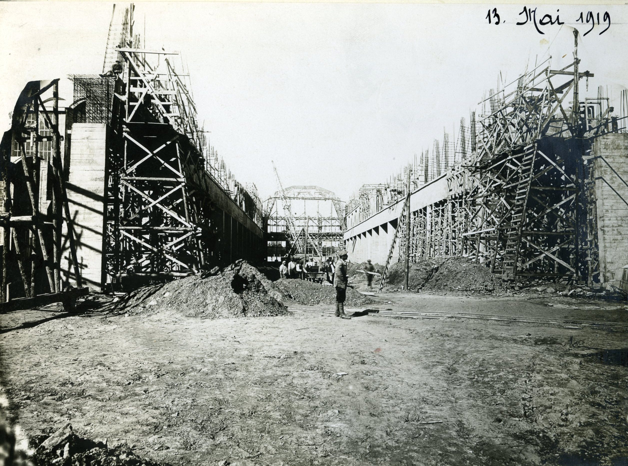 Chantier de reconstruction pour la fabrication de nouveaux trains et de nouvelle locomotives.
